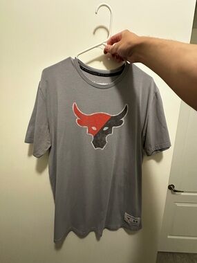 Under Armour Men’s Gray Short Sleeve Tee with Red & Black Bull Logo